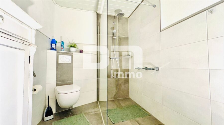 Saniertes Fachwerkhaus mit Scheune in gesuchter Lage - Gebäude 1 EG Badezimmer / Dusche ebenerdig